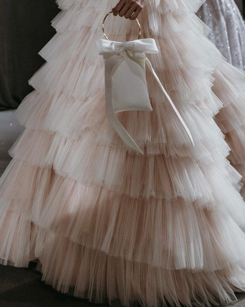 In questa foto la modella indossa una borsa da sposa