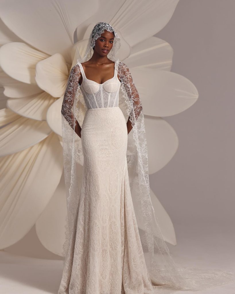 In questa foto la modella indossa il velo da sposa invernale 2025 v