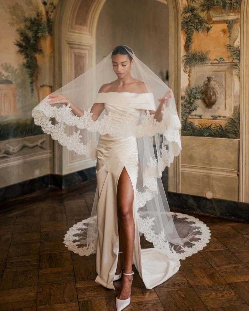 In questa foto la modella indossa un velo decorato di pizzo