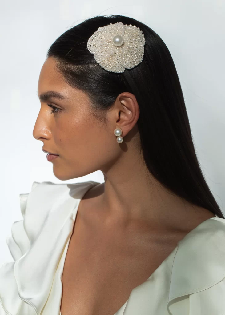 In questa foto la modella indossa un fermaglio sposa con fiore