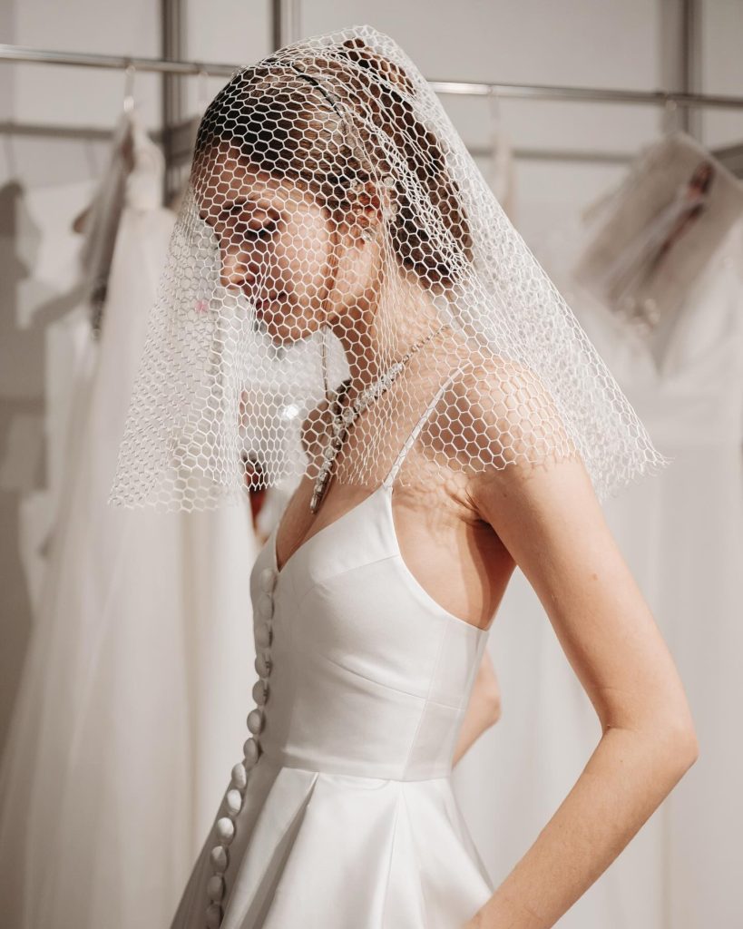 In questa foto la modella indossa il velo da sposa invernale 2025 v