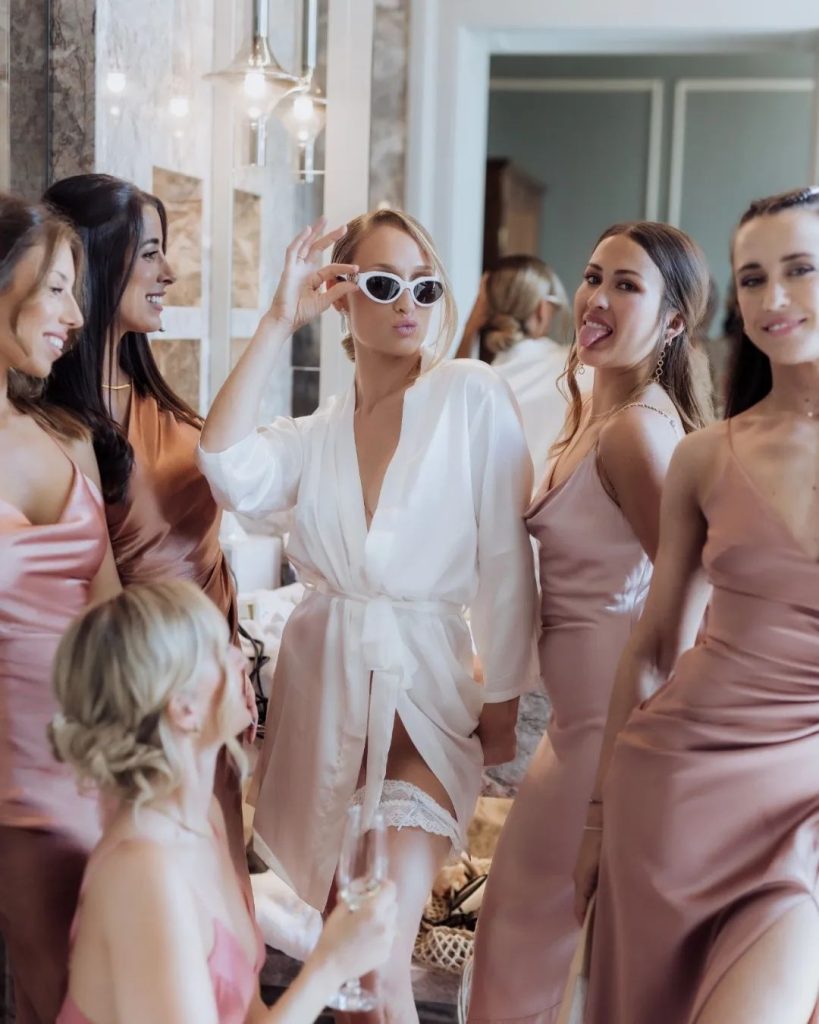 In questa foto la modella indossa degli occhiali da sole da sposa bianchi