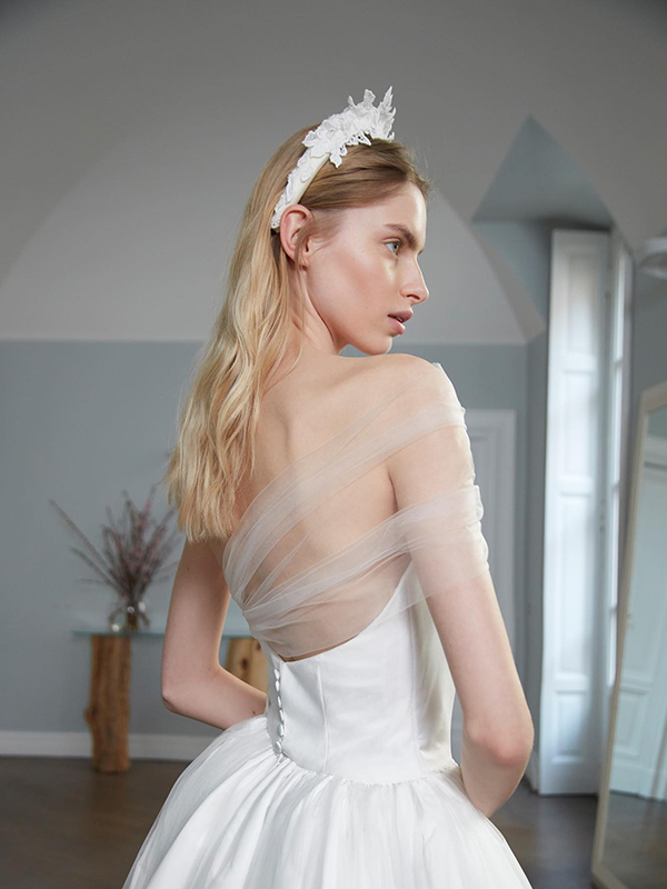 In questa foto la modella indun maxi cerchietto