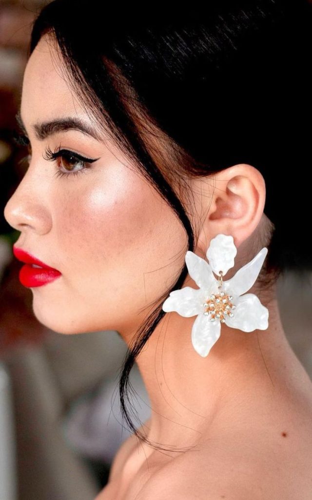 In questa foto degli orecchini maxi fiori sposa 