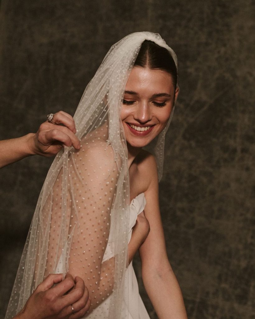 In questa foto la modella indossa un velo plumetis