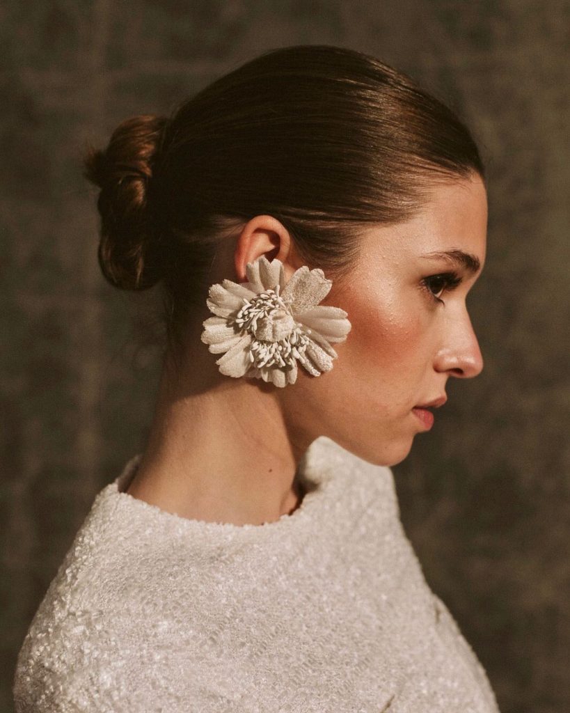 In questa foto degli orecchini maxi fiori sposa 