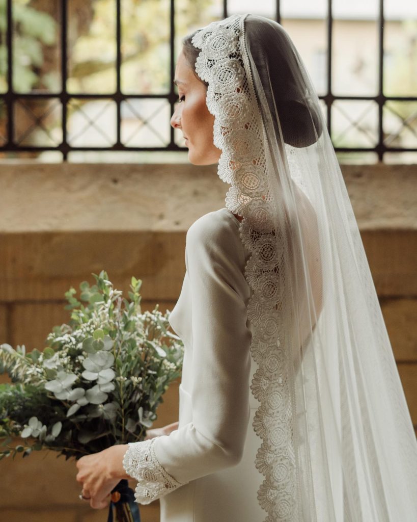 In questa foto la modella indossa il velo da sposa invernale 2025 v