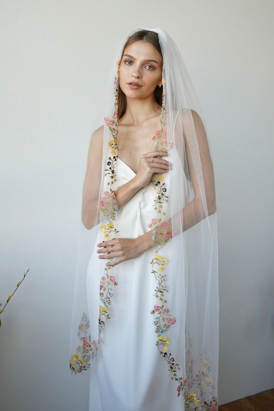 In questa foto la modella indossa un velo con fiori colorati