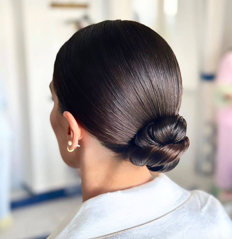 In questa foto un'acconciatura da sposa con chignon basso