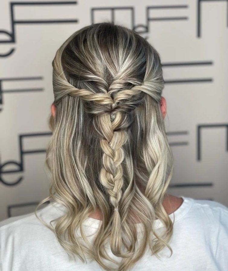 in questa foto un semi-raccolto da sposa con treccia