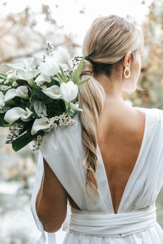 In questa foto una ponytail da sposa 2024