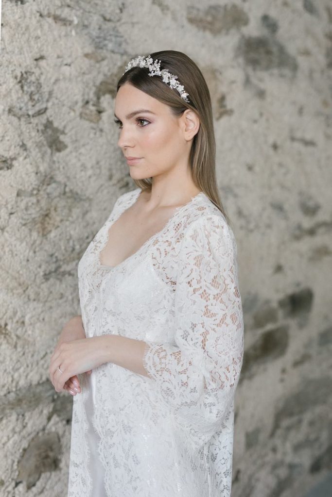 In questa foto un'acconciatura da sposa 2024 con capelli lisci e cerchietto gioiello