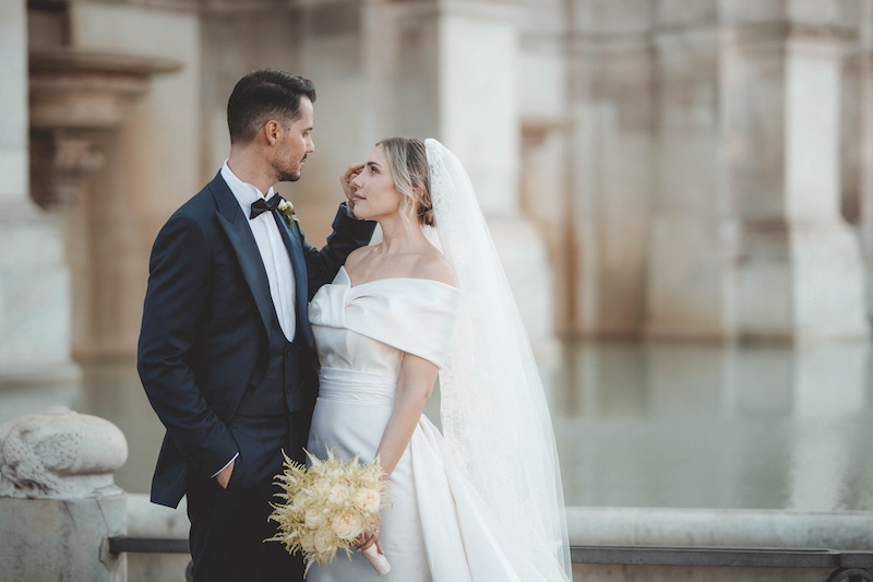 In questa foto di Emiliano Allegrezza, uno sposo aggiusta una ciocca di capelli alla sposa sullo sfondo della Fontana di Trevi