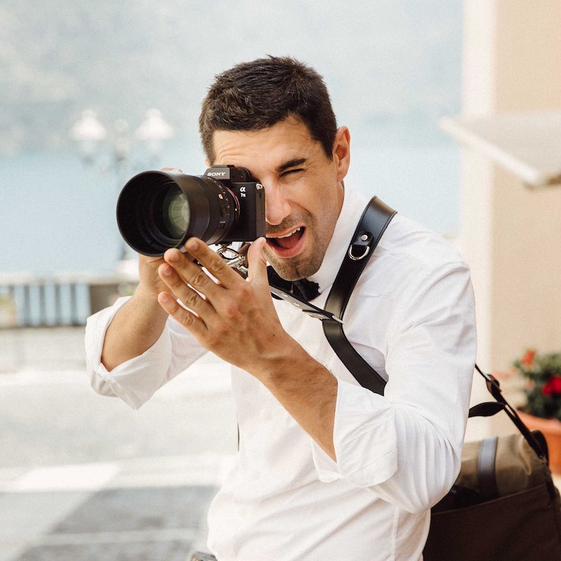 In questa foto il fotografo di Roma Emiliano Allegrezza mentre scatta una fotografia con la sua reflex dotata di obiettivo lungofocale
