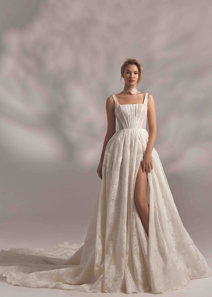 In questa foto la modella indossa un abito da sposa di pizzo 2025 eva lendel