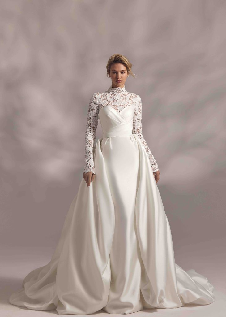 In questa foto la modella indossa un abito da sposa invernale eva lendel