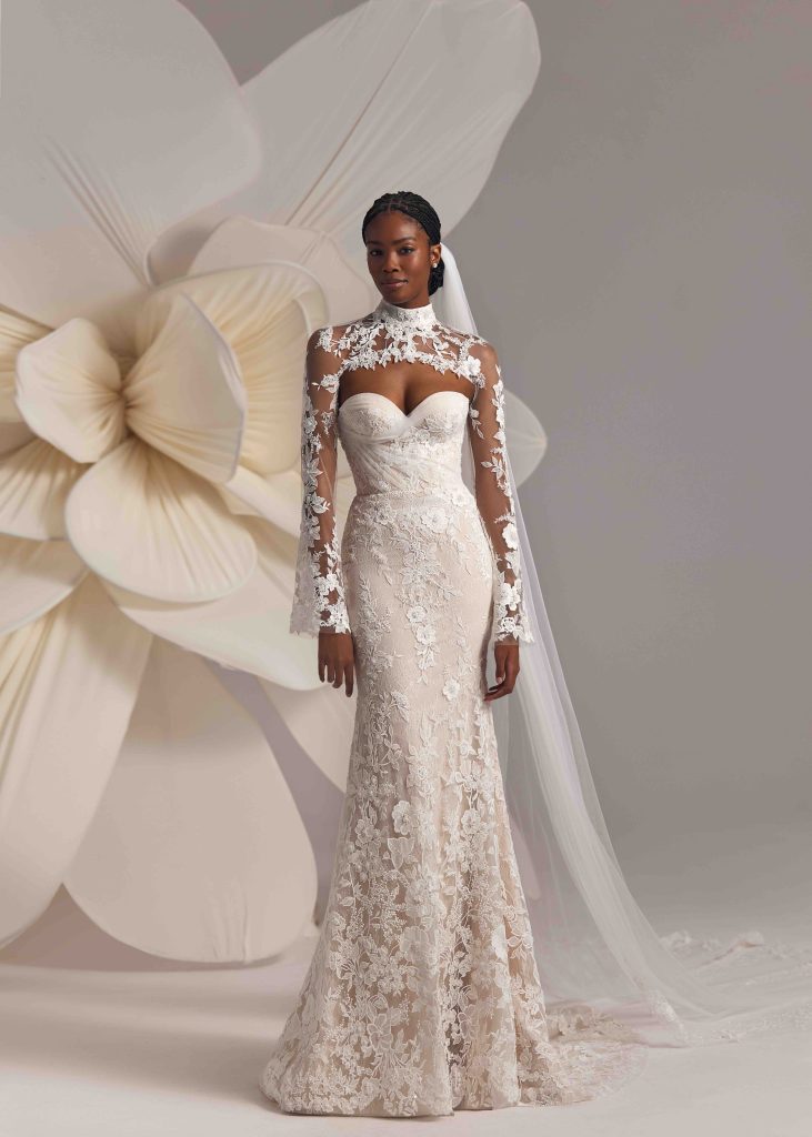 In questa foto la modella indossa un abito da sposa di pizzo 2025 eva lendel