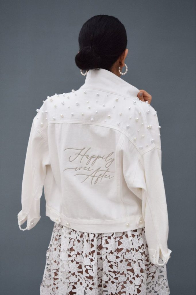 In questa foto la modella indossa un capospalla una bridal jacket in denim