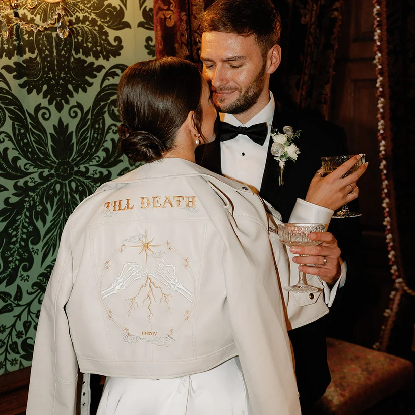In questa foto la modella indossa una bridal jacket di pelle