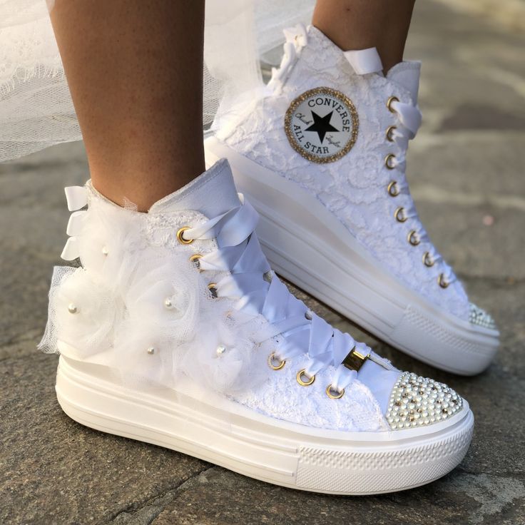 In questa foto scarpe bianche sposa converse