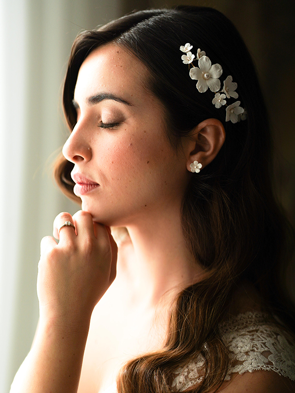 In questa foto la modella indossa un fermaglio sposa 