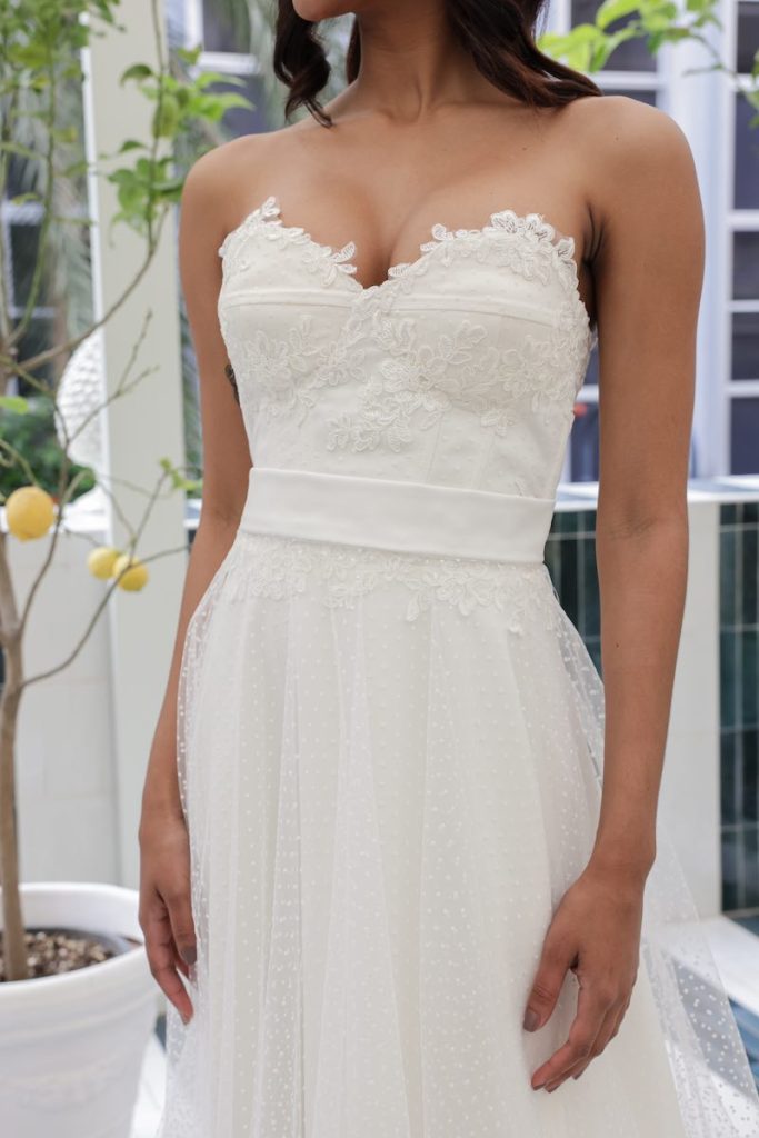 In questa foto un corpetto con bustier steccato e scollo a cuore su un abito da sposad ella collezione Mariù di Atelier Benedetta