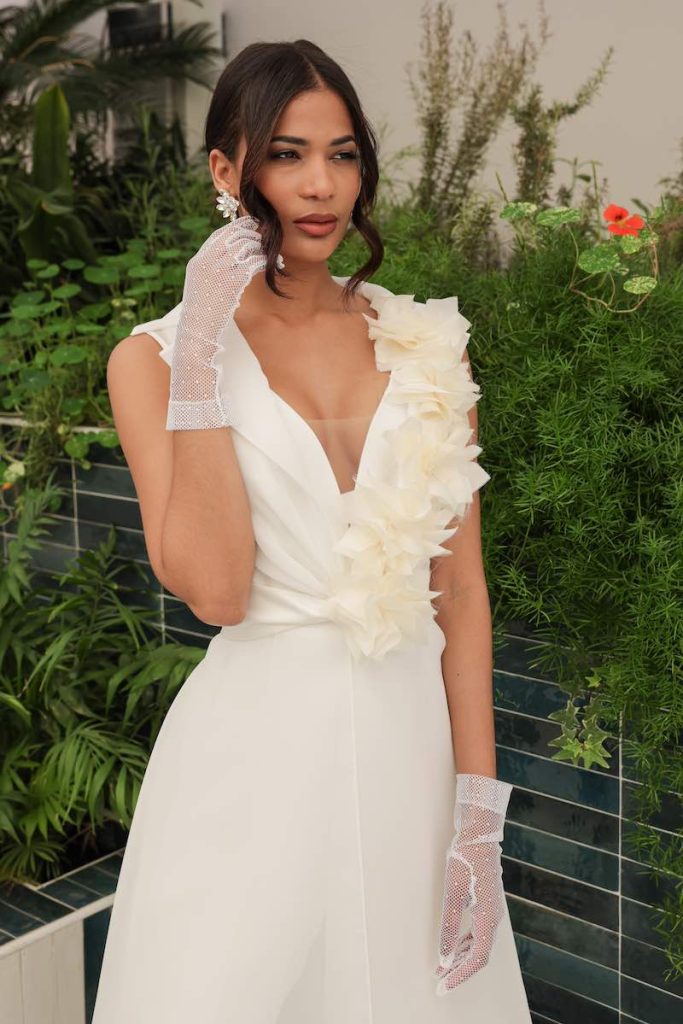 In questa foto una modella indossa un paio di guanti corti della collezione Mariù di Atelier Benedetta