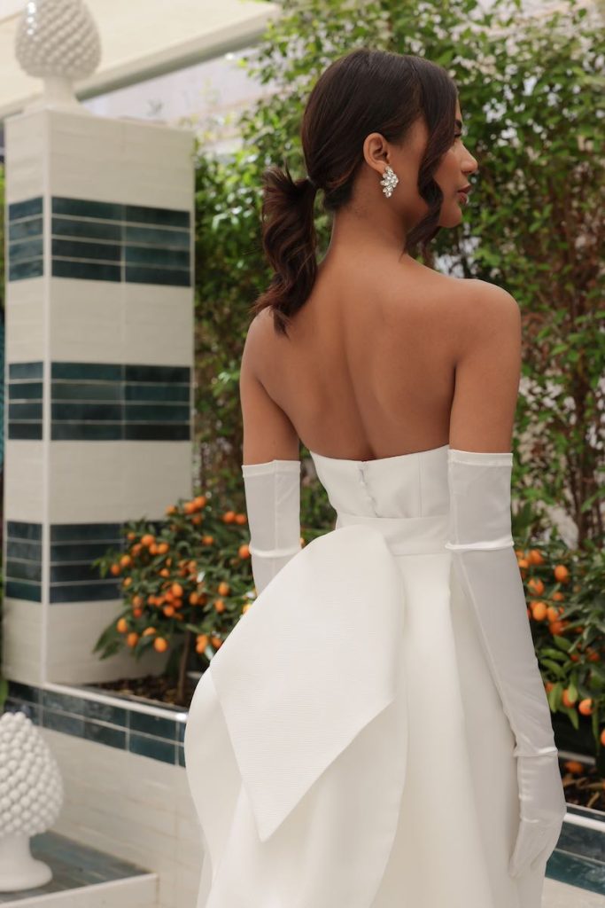 In questa foto il dettaglio di un fiocco a forma di petalo su un abito da sposa 