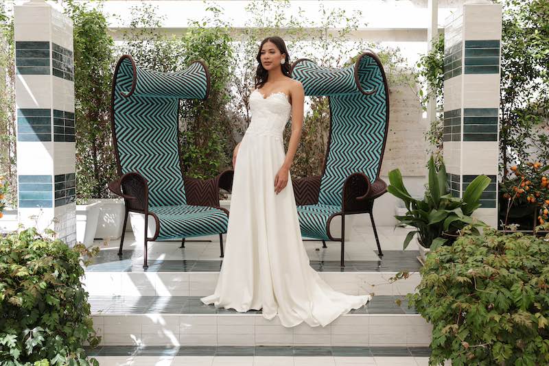 In questa foto una modella indossa un abito da sposa scivolato della collezione Mariù di Atelier Benedetta