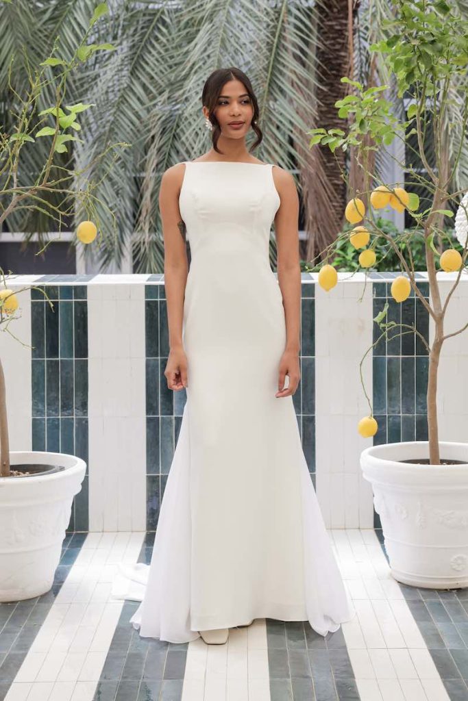 In questa foto una modella indossa un abito da sposa con scollo a barchetta della collezione Mariù di Atelier Benedetta