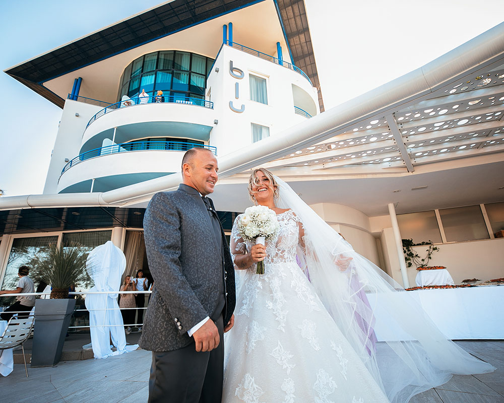 In questa foto due sposi sorridono al Blu Suite Hotel