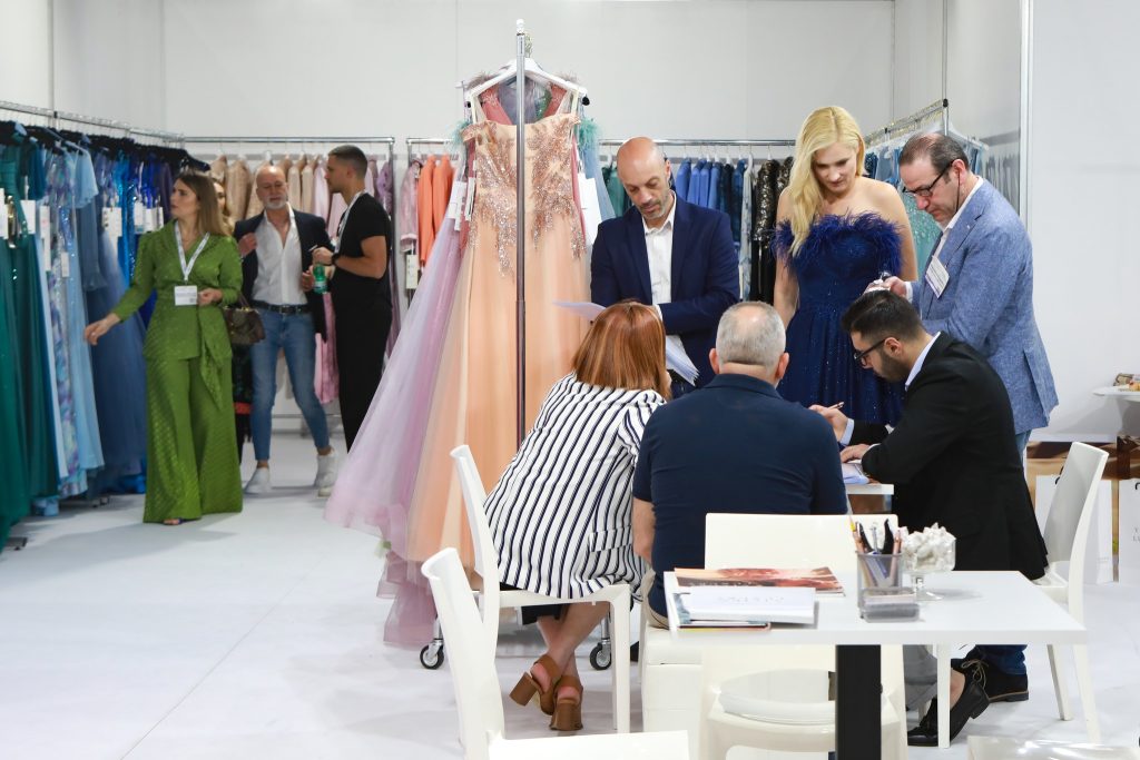 In questa foto dei clienti alla Rome Fashion week 2024
