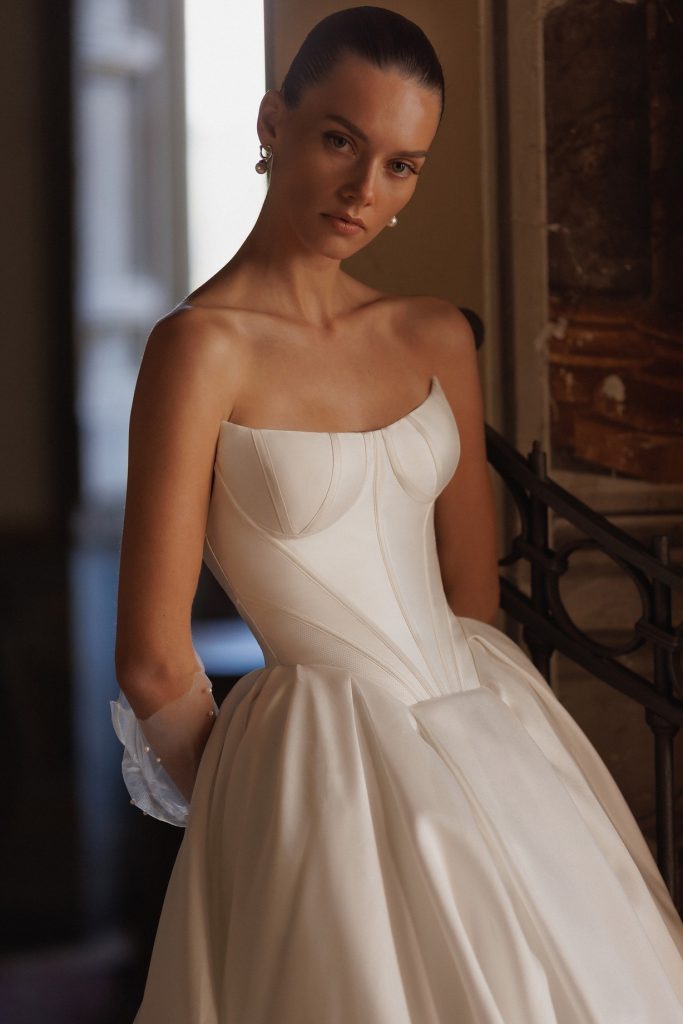In questa foto la modella indossa un abito da sposa con bustier wonà concept 2025