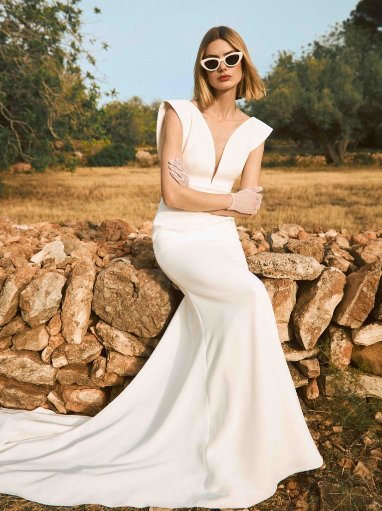 In questa foto un abito da sposa a sirena 2025 pronovias