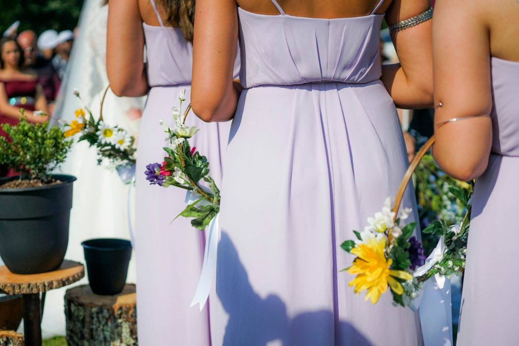 Guida completa all’abbigliamento per le amiche della sposa