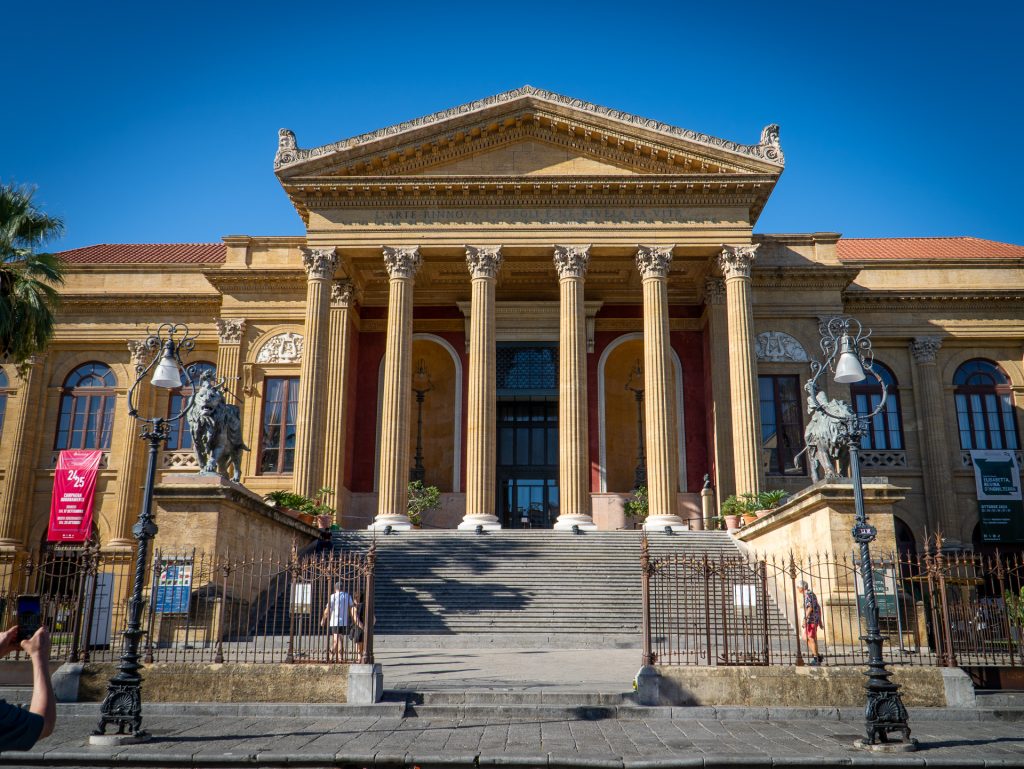 In questa foto il Teatro Massimo di Palermo