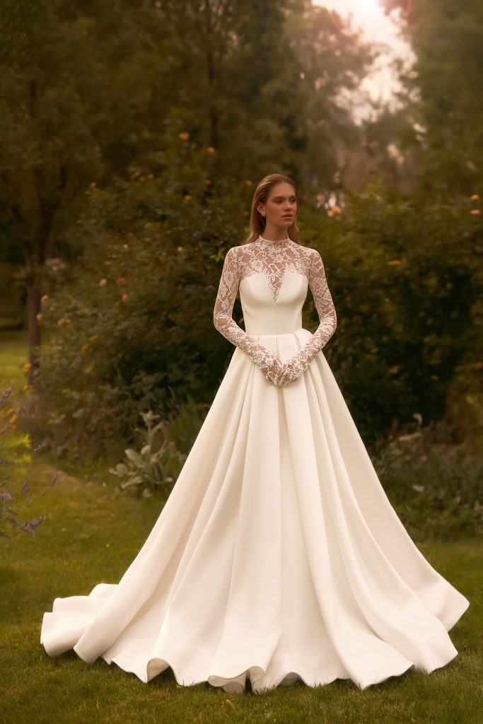 In questa foto abito da sposa Pollardi