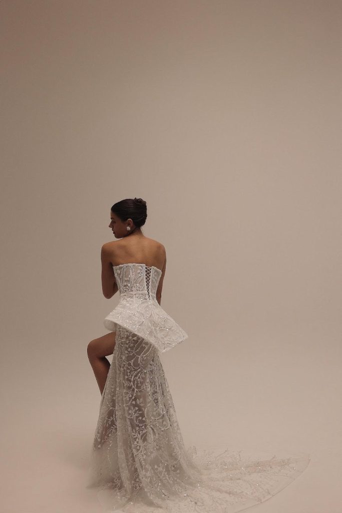 In questa foto abito da sposa Tal Kedem Bridal