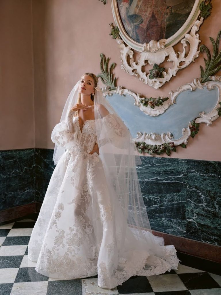 In questa foto abito da sposa Monique Lhuillier