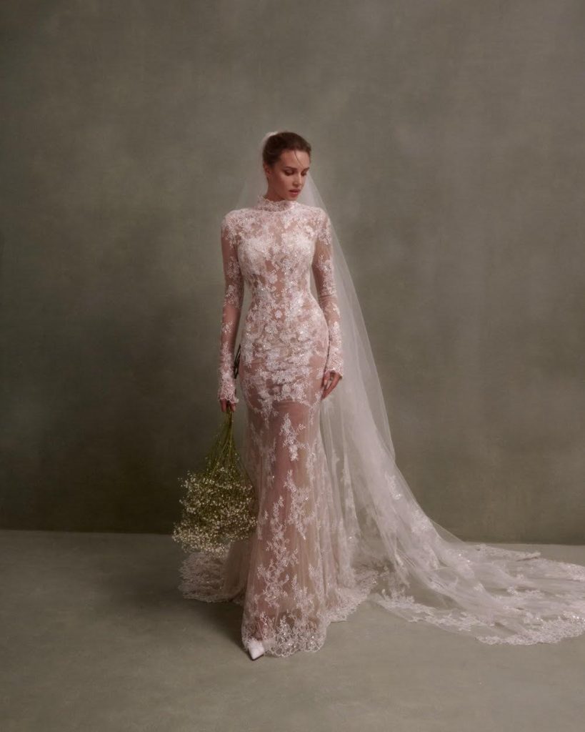 In questa foto abito da sposa  Nicole and Felicia
