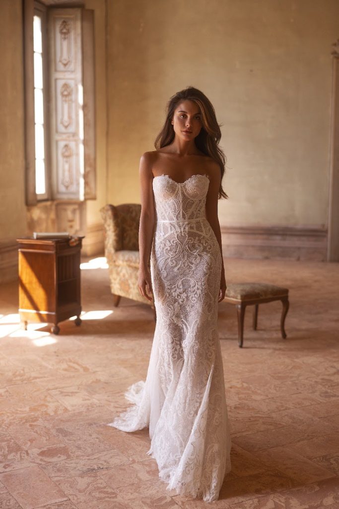 In questa foto abito da sposa con corsetto di pizzo