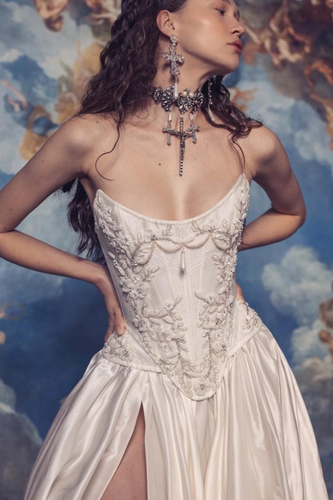 In questa foto abito da sposa Kim Kassas couture