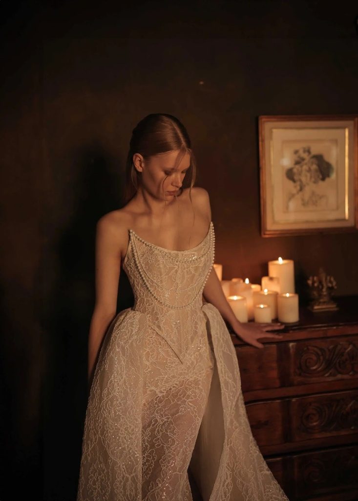 In questa foto abito da sposa con bustier Eden Haron