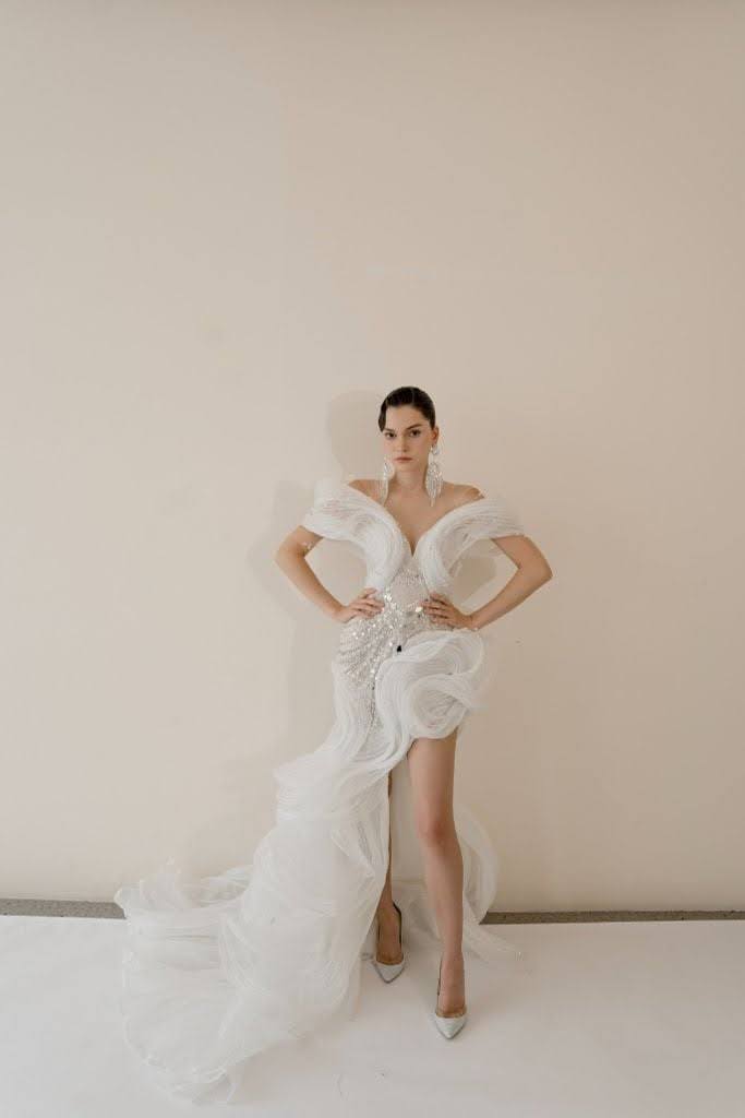 In questa foto abito da sposa  Hacchic