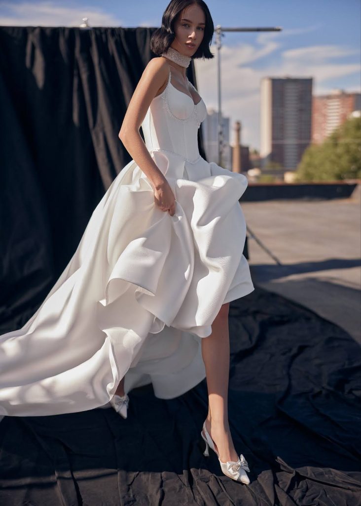 In questa foto abito da sposa Pollardi