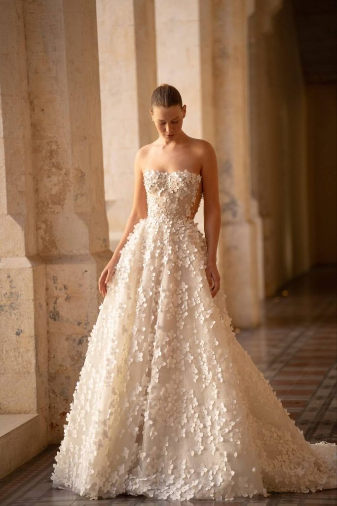 In questa foto abito da sposa Lee Grebenau