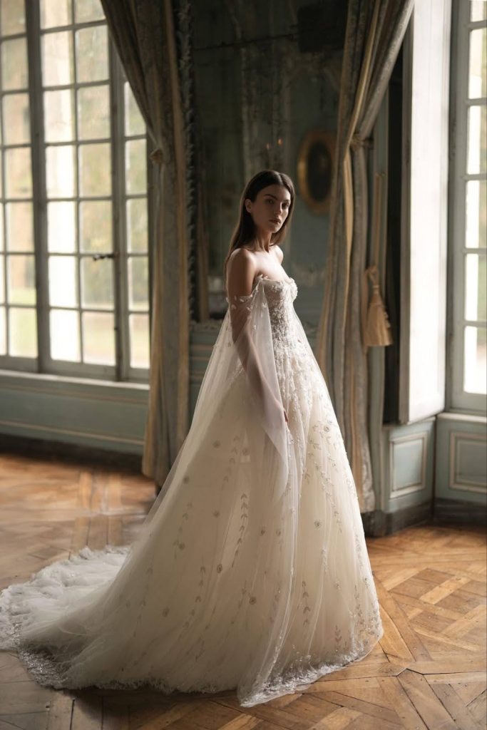 In questa foto abito da sposa  Lee Grebenau