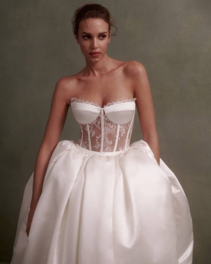 In questa foto abito da sposa Nicole and Felicia