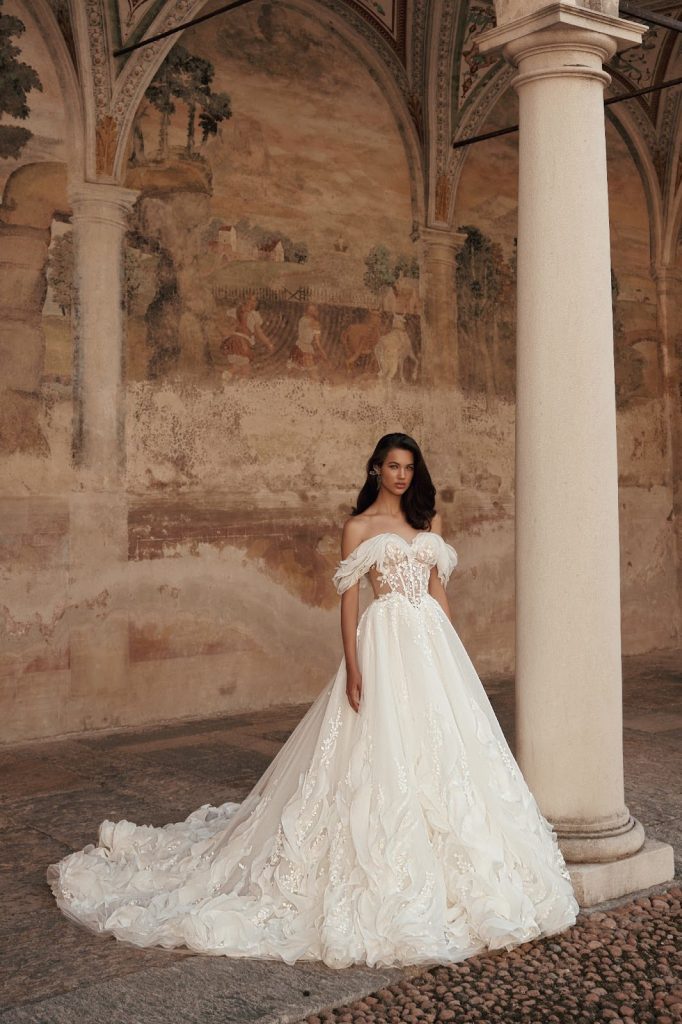 In questa foto abito da sposa  Innocentia