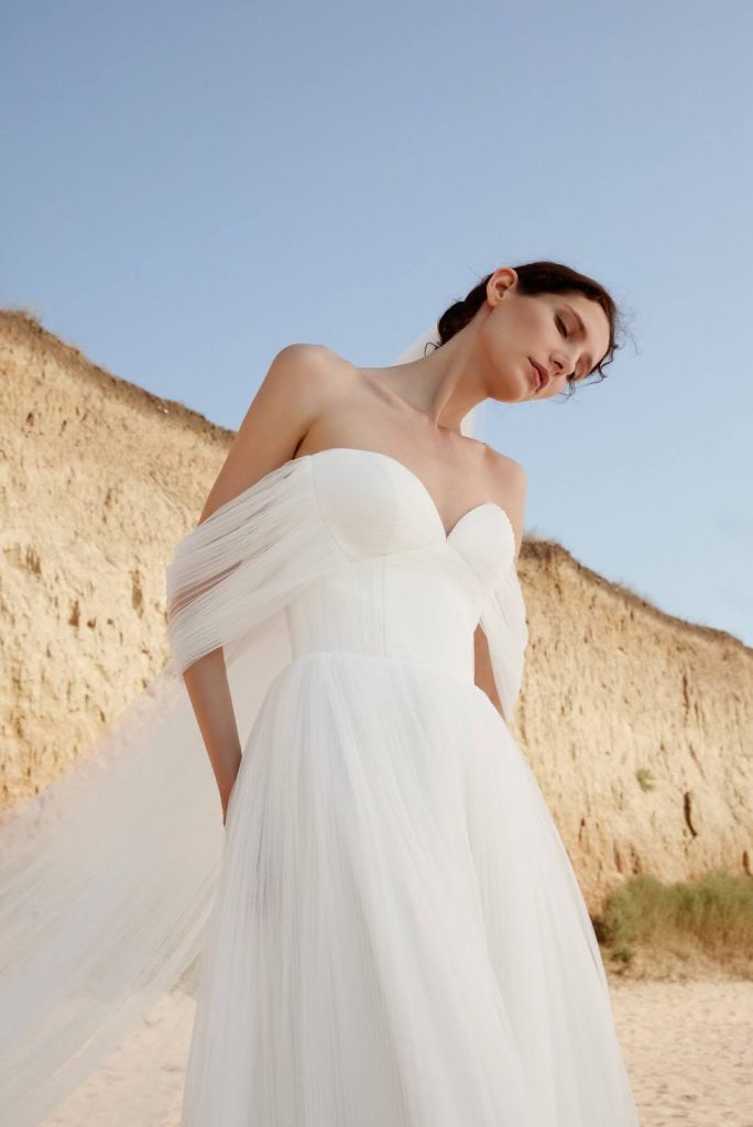 In questa foto abito da sposa  Liretta